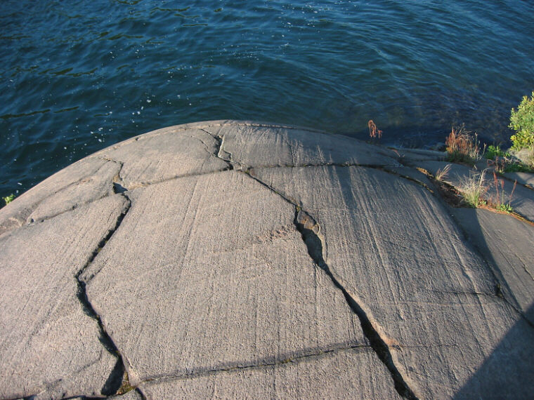 Streamlined granite with striations